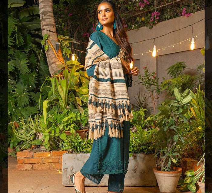 4 Ways to Style your Shawl Outfit from Alkaram Studio