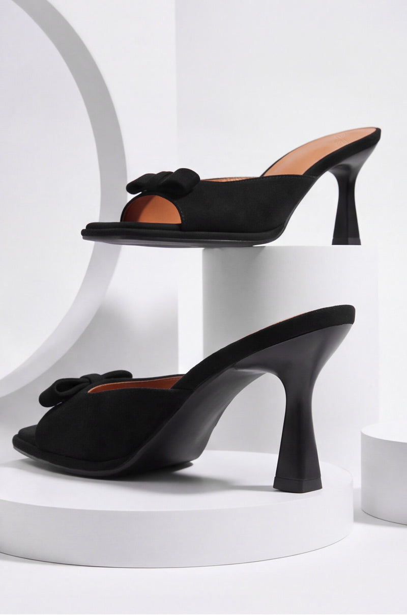 BOW HEELS