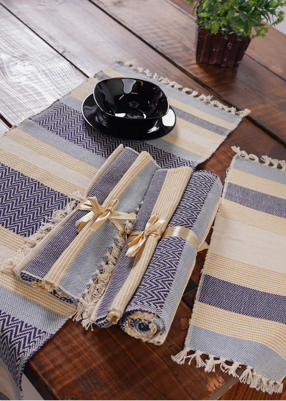 HOME | TABLE RUNNER